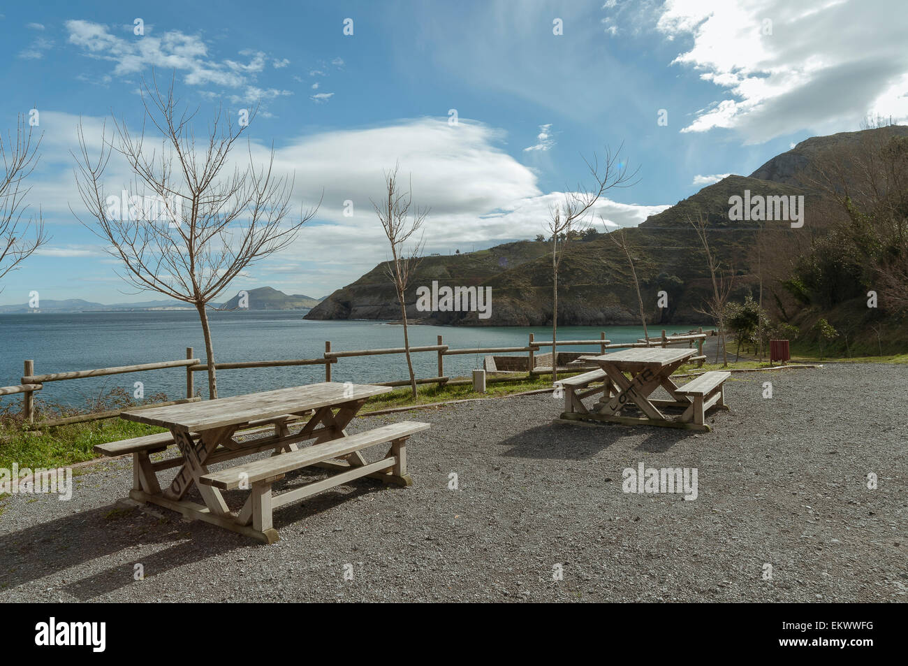 Tables de pique-nique au parc public à côté mer Banque D'Images