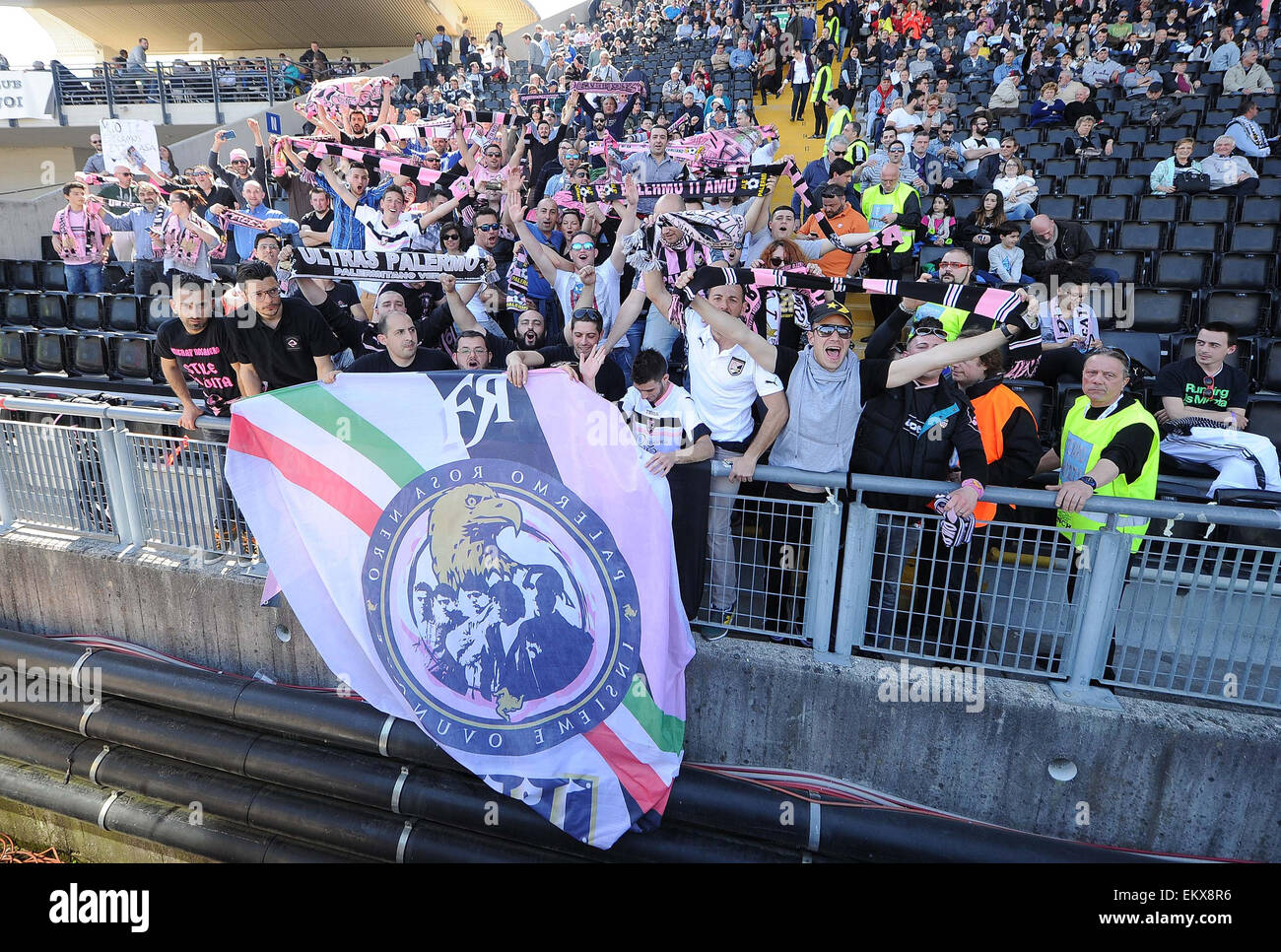 L'Italie, Udine : les partisans de Palerme célébrer au cours de la Serie A italienne match de football entre l'Udinese et Palerme Banque D'Images