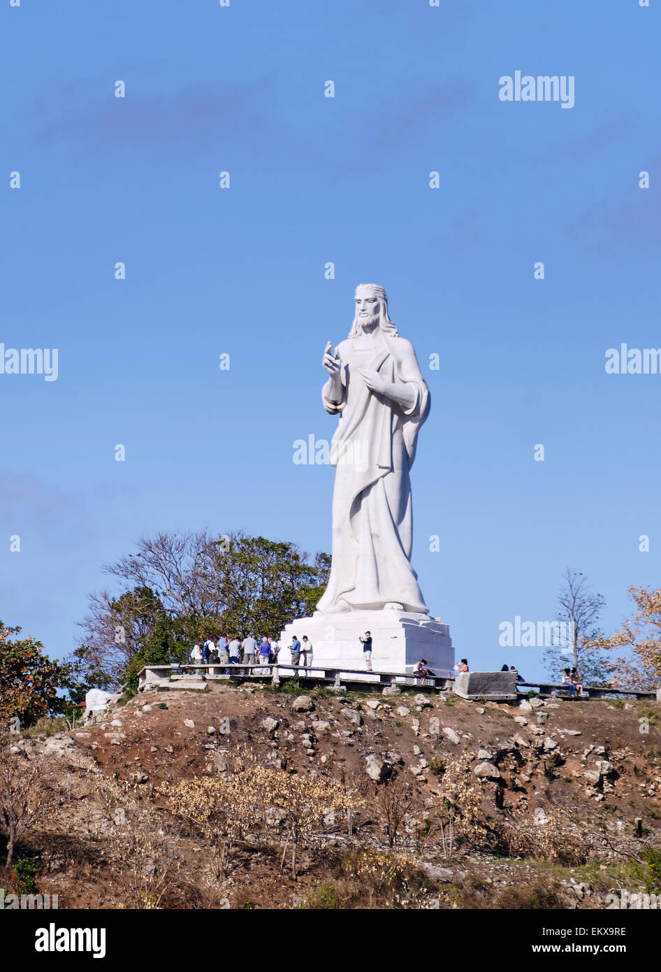 Les touristes à la base de la statue "Cristo de La Habana" le "Christ de La Havane" à la statue sur le port de La Havane à Cuba Banque D'Images