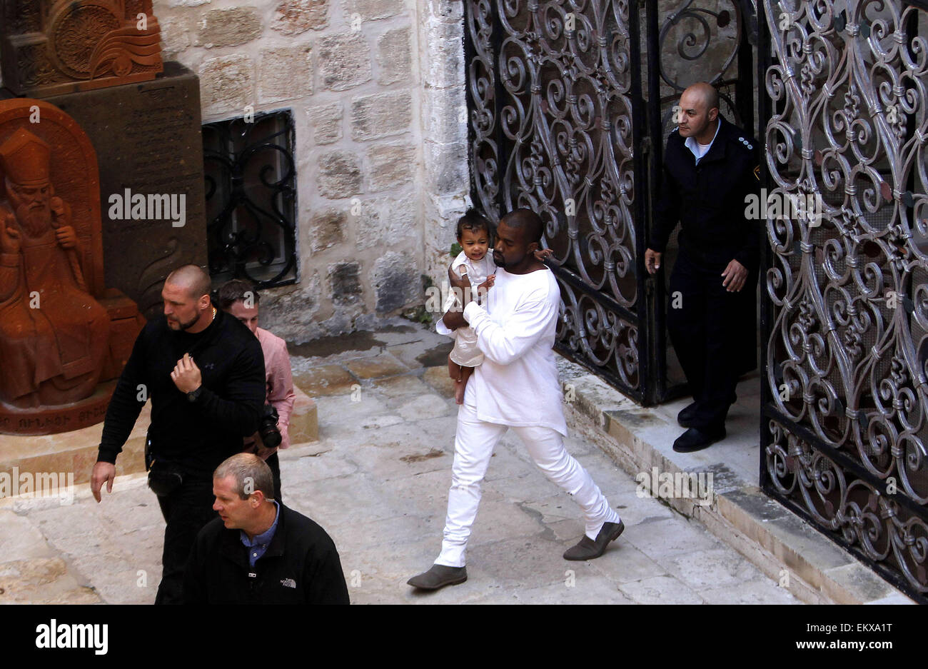 Jérusalem, Jérusalem, territoire palestinien. 13 avr, 2015. Le rappeur Kanye West détient sa fille après une cérémonie de baptême à la cathédrale St. James à Jérusalem Lundi, 13 avril, 2015. Dans une rapide visite à Jérusalem, la télé-réalité star américaine Kim Kardashian et le rappeur West avait leur tout-petit fille, Nord Ouest, baptisé le lundi à un 12e siècle église arménienne de la vieille ville fortifiée © Saeb Awad/APA/Images/fil ZUMA Alamy Live News Banque D'Images