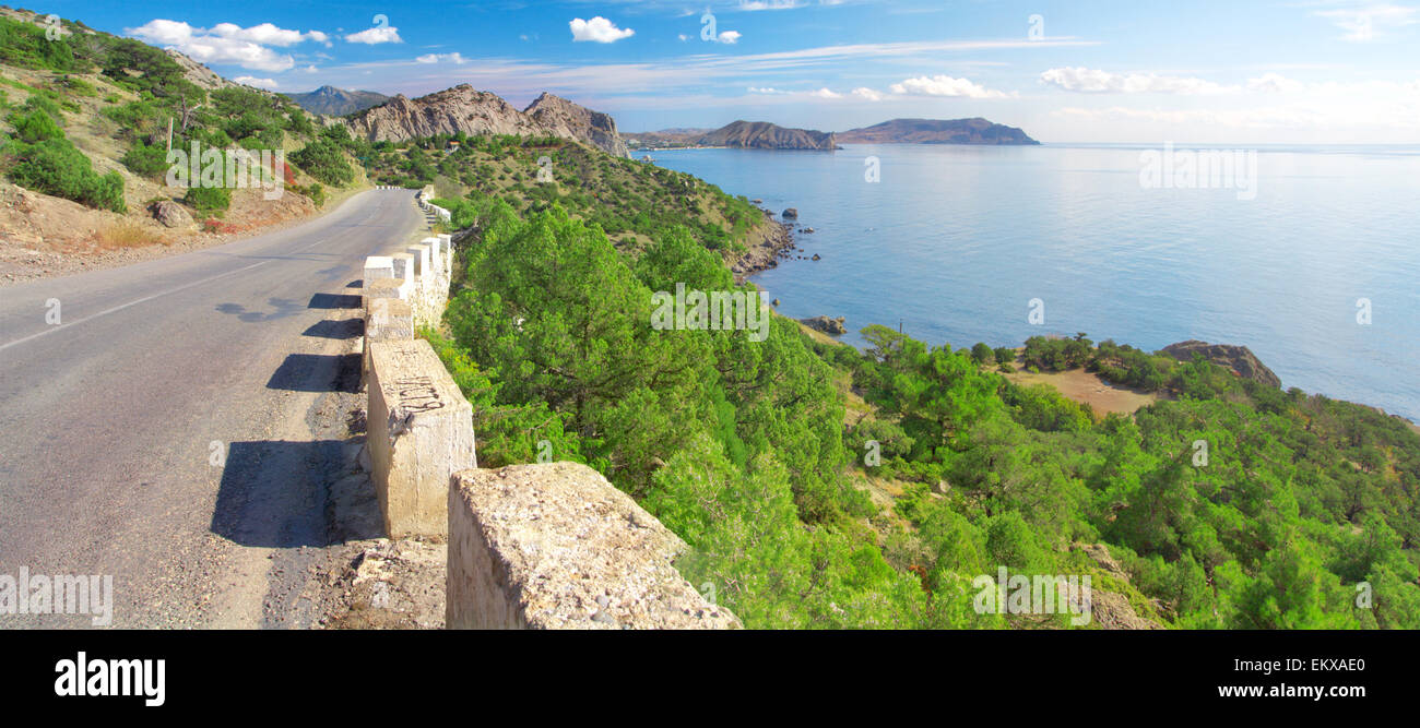 Route sinueuse avec vue sur la montagne et la mer bleue Banque D'Images