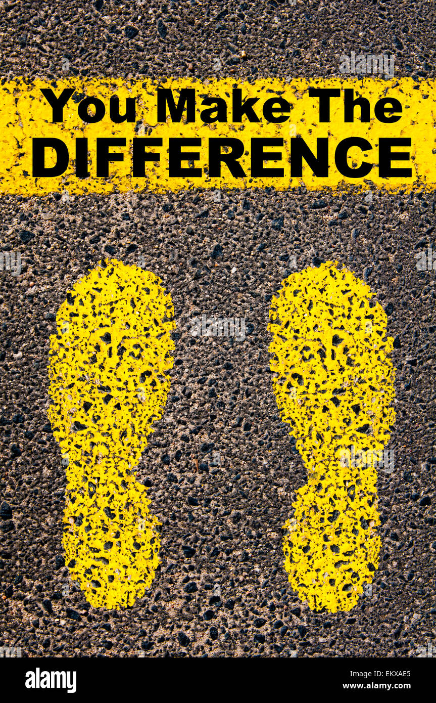 Vous faites la différence message. Image conceptuelle avec traces de peinture jaune sur la route en face de ligne horizontale Banque D'Images