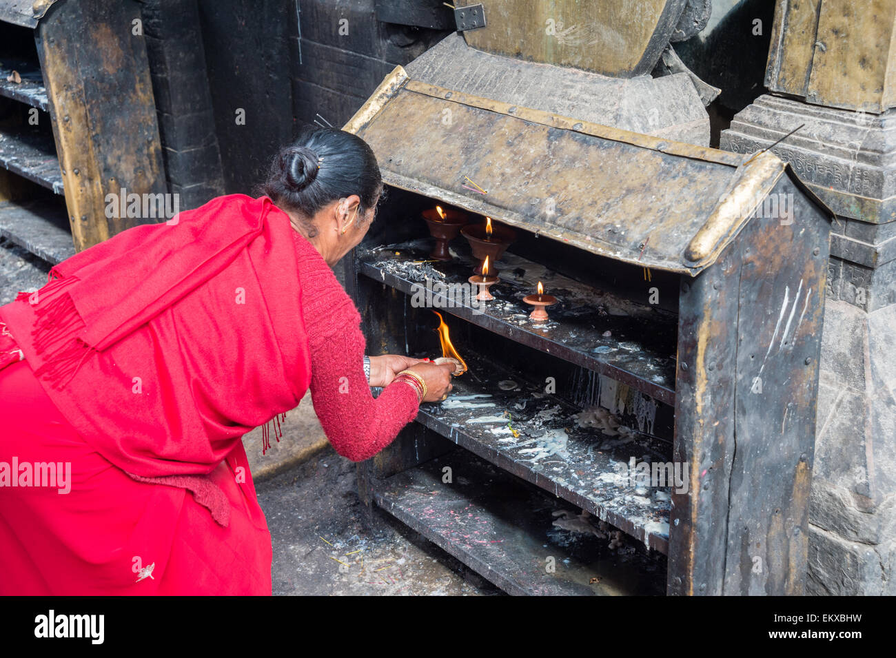 Une femme népalaise non identifiés à bougies feux singe swayambhunath temple à Katmandou, Népal Banque D'Images