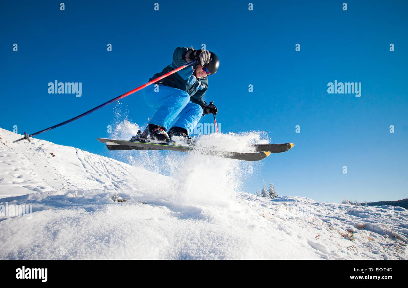 Man practicing ski extrême aux beaux jours Banque D'Images