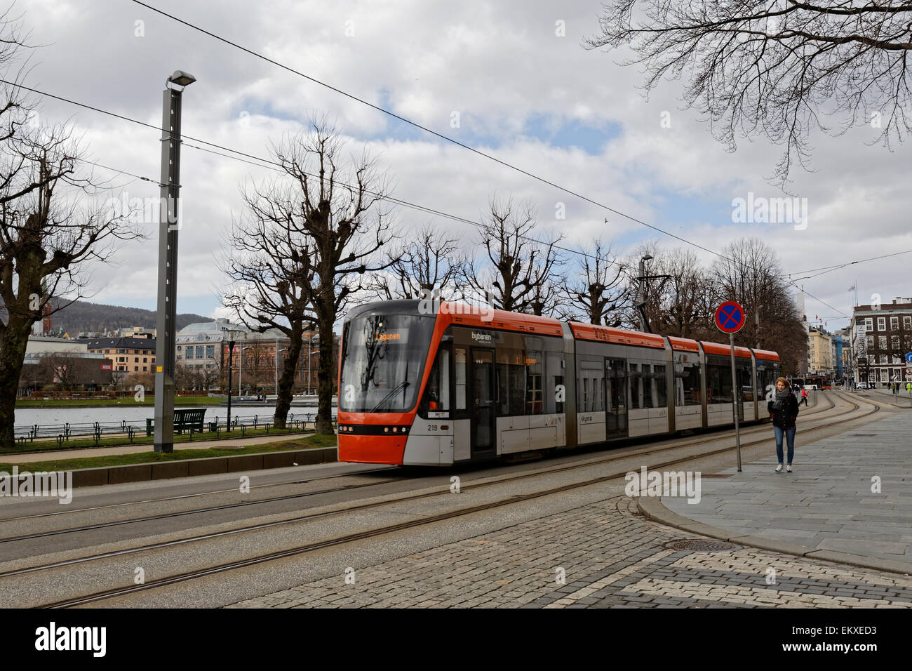 Bybanen Bergen Light Rail sur la voie du centre-ville, relié au sud à Bergen, Norvège. Banque D'Images