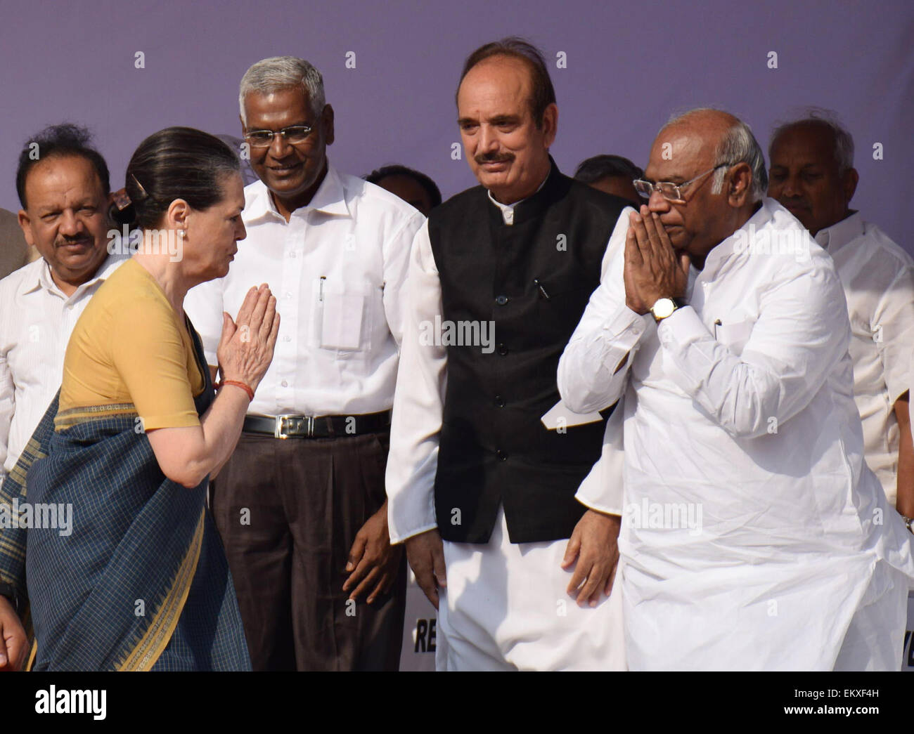New Delhi, Inde. 14 avr, 2015. La Présidente du Parti du Congrès de l'Inde Sonia Gandhi (L'avant), des messages d'échanges avec le dirigeant du parti Gilles Cuillerier Kharge (1e R, à l'avant) qu'elle arrive au Parlement indien pour rendre hommage à M. B. R. Ambedkar sur son 124e anniversaire de naissance à New Delhi, Inde, le 14 avril 2015. Credit : Partha Sarkar/Xinhua/Alamy Live News Banque D'Images