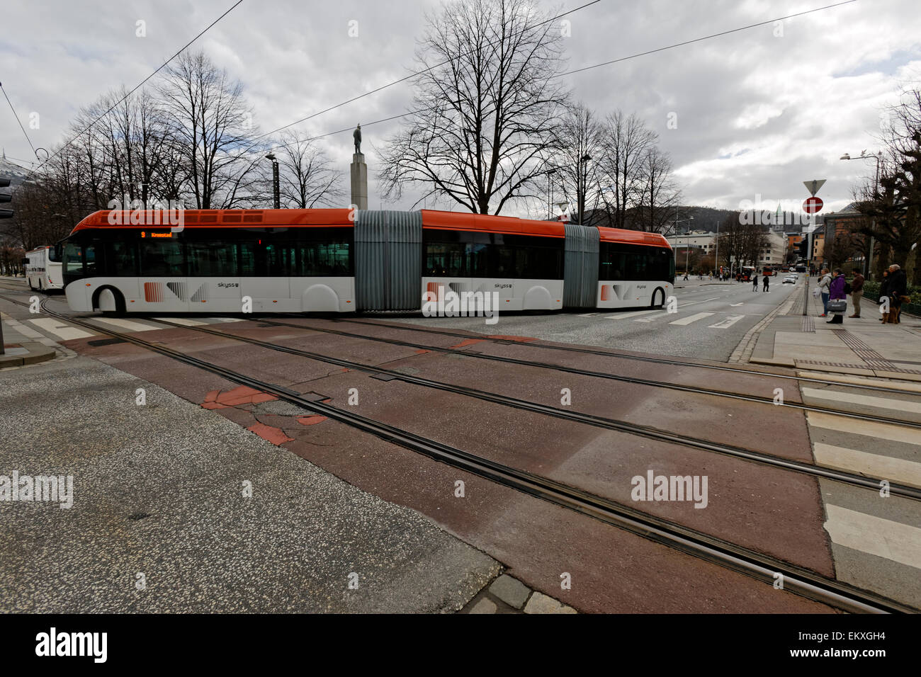 24 mètres de long, articulé avec 2 joints pivotants, city bus sur la route dans le centre-ville de Bergen, Norvège Banque D'Images