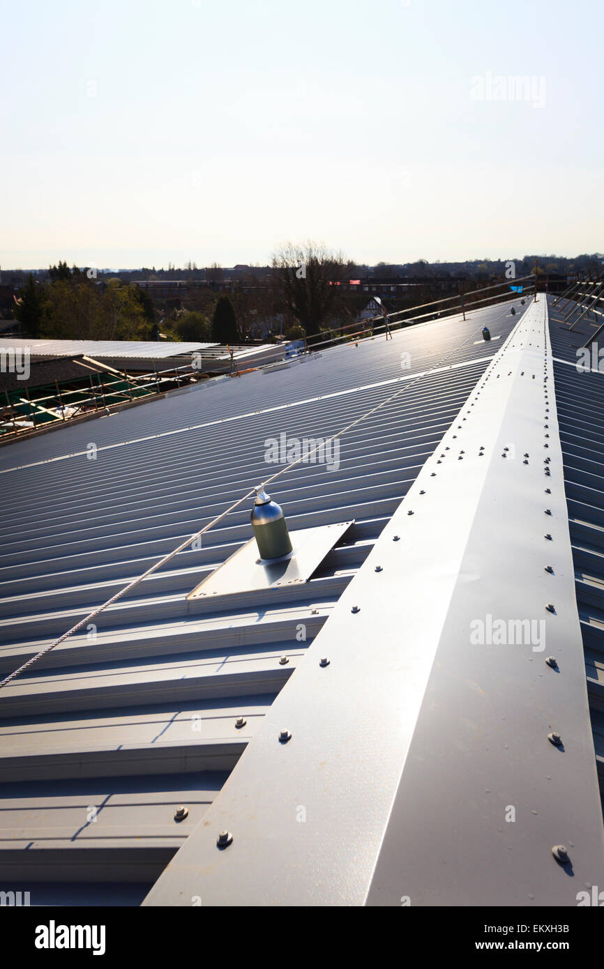Toiture à joint debout avec des blocs d'arrêt de chute et de sécurité sur le fil Banque D'Images