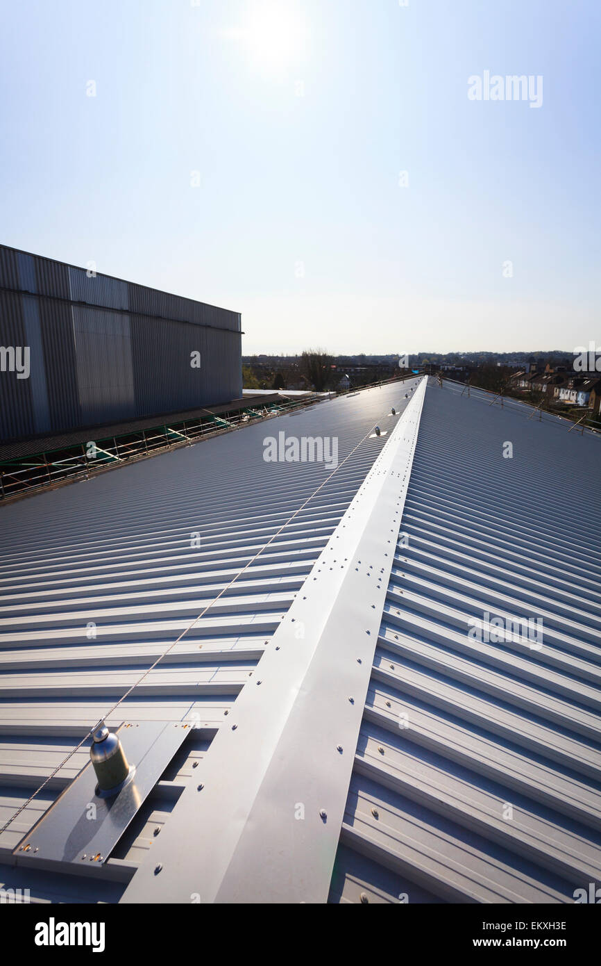 Toiture à joint debout avec des blocs d'arrêt de chute et de sécurité sur le fil Banque D'Images