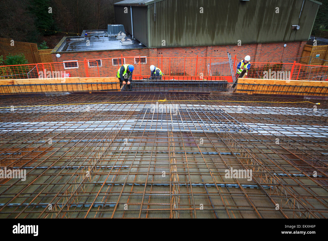 Les barres d'armature pour béton posées sur le toit avant de couler. Banque D'Images