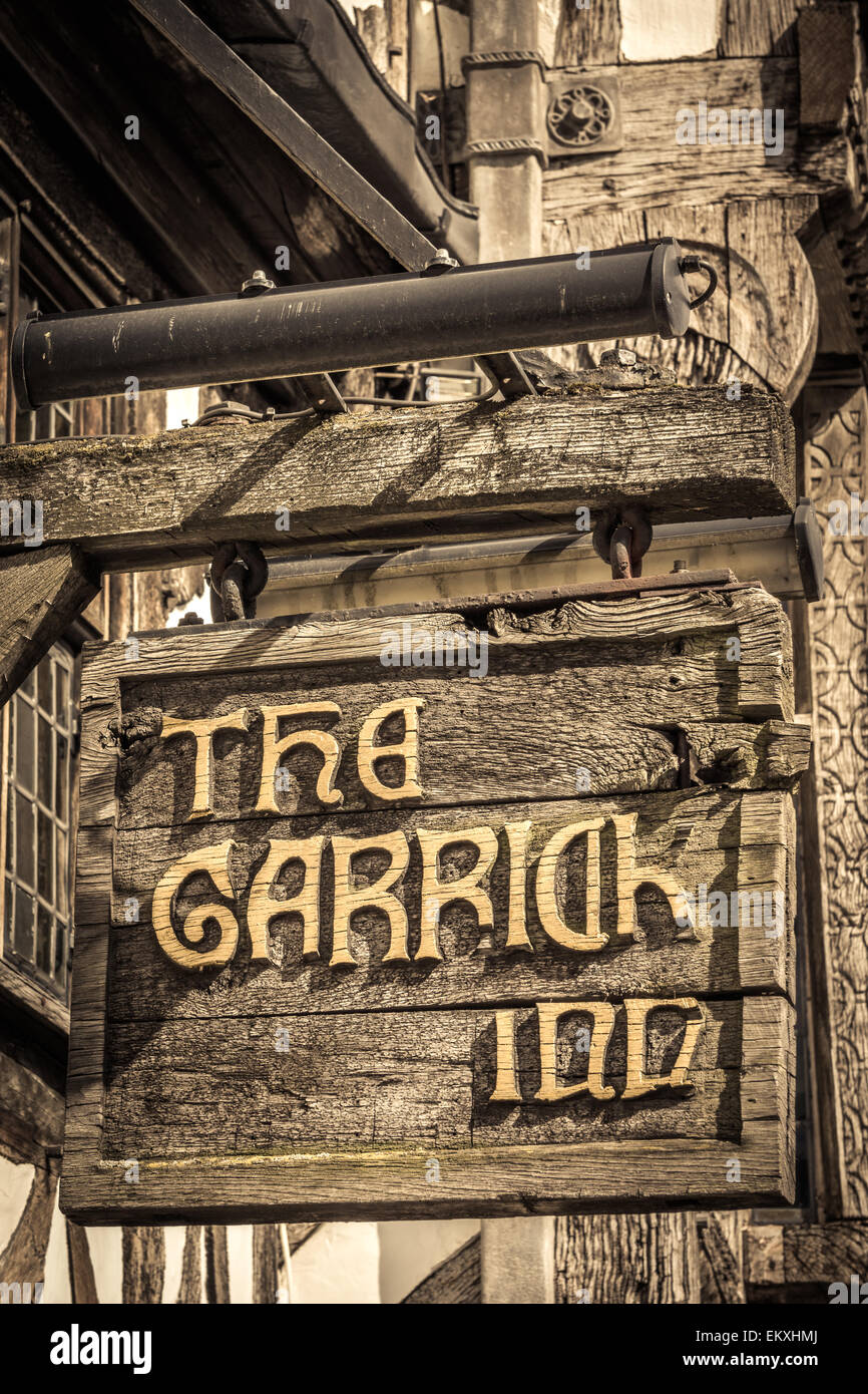 Le signe au-dessus de l'entrée de l'auberge Garrick, Stratford upon Avon en Angleterre. Banque D'Images