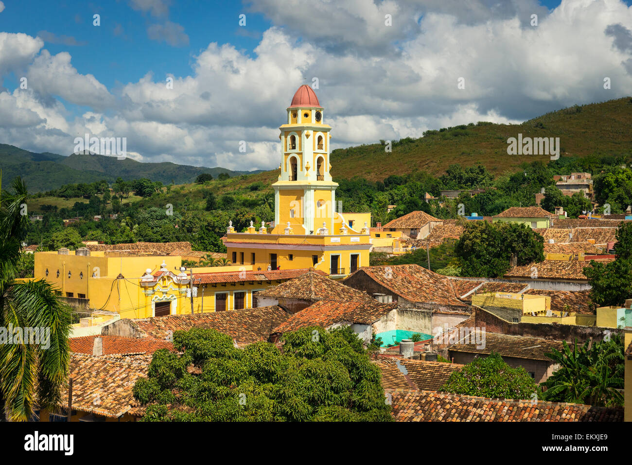 Cuba Trinidad Iglesia y Convento de San Francisco maintenant Museo de la Lucha Contra Bandidos vue depuis la Plaza Mayor Montagnes Collines Banque D'Images