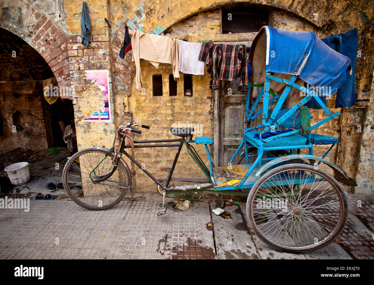 Un cycle bleu Rickshaw stationné à l'extérieur d'un bâtiment ; l'Inde Haridwar Banque D'Images