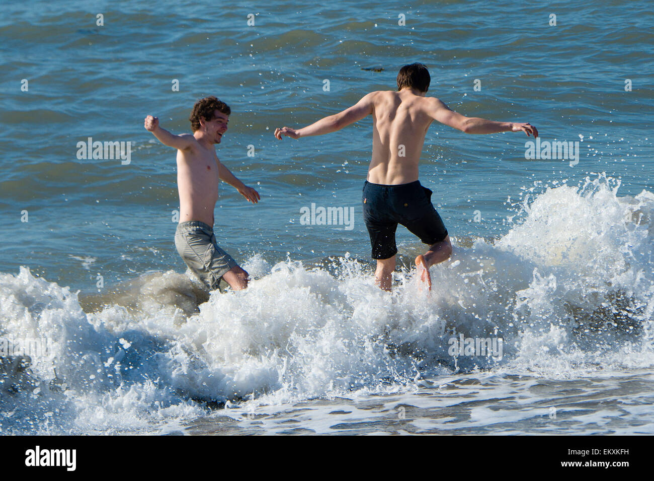 Aberystwyth, Pays de Galles, Royaume-Uni. 14 avril, 2015. Sur la journée la plus chaude de l'année avec des températures supérieures à 20ºC dans certaines parties de l'UK, les gens profiter du soleil du printemps à l'affiche dans la mer à Aberystwyth, sur la côte ouest du pays de Galles Crédit photo : Keith morris / Alamy Live News Banque D'Images