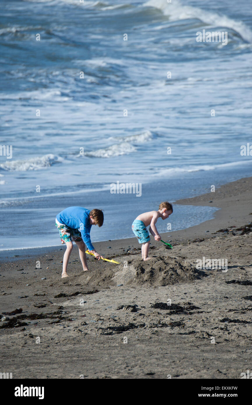 Aberystwyth, Pays de Galles, Royaume-Uni. 14 avril, 2015. Sur la journée la plus chaude de l'année avec des températures supérieures à 20ºC dans certaines parties de l'UK, les gens profiter du soleil du printemps sur la promenade et la plage à Aberystwyth, sur la côte ouest du pays de Galles Crédit photo : Keith morris / Alamy Live News Banque D'Images