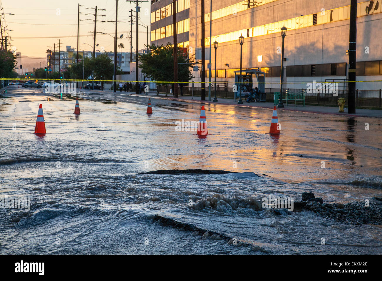 Rupture de la conduite d'eau à Santa Monica Blvd. et HIghland à Hollywood le Oct 27, 2014. Banque D'Images