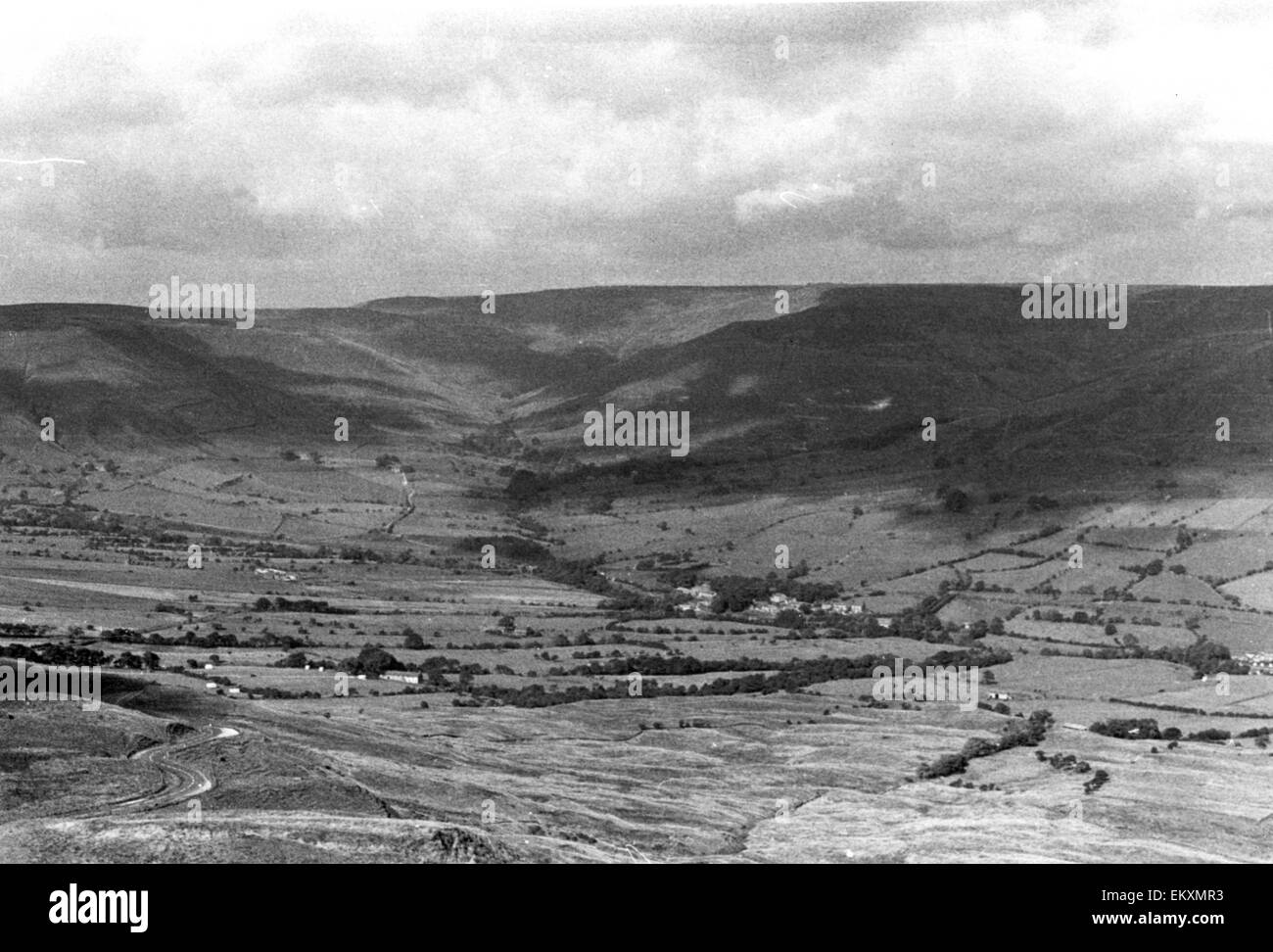 Vale de Edale et le hameau de coiffure Stand vu de Mamtor, Derbyshire. Banque D'Images