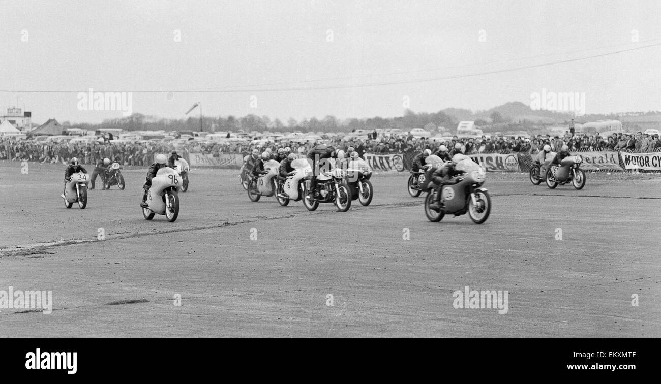 Action de la part du Daily Herald Moto Racing Championship à Thruxton. Banque D'Images