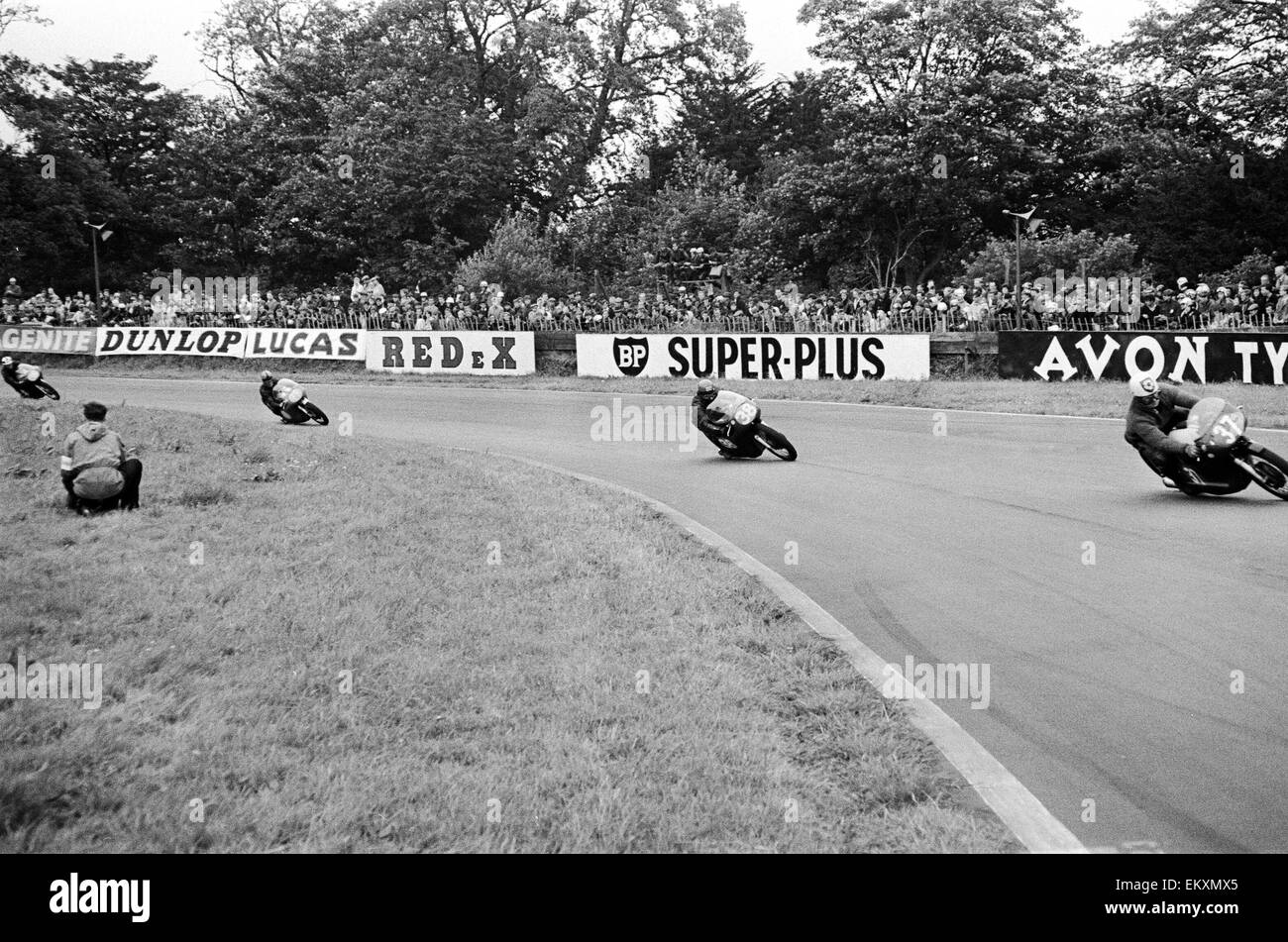 Course de moto à Oulton Park. Un tas de vélos à Old Hall corner pendant la course de la classe 350 cc. 7 juillet 1963. Banque D'Images