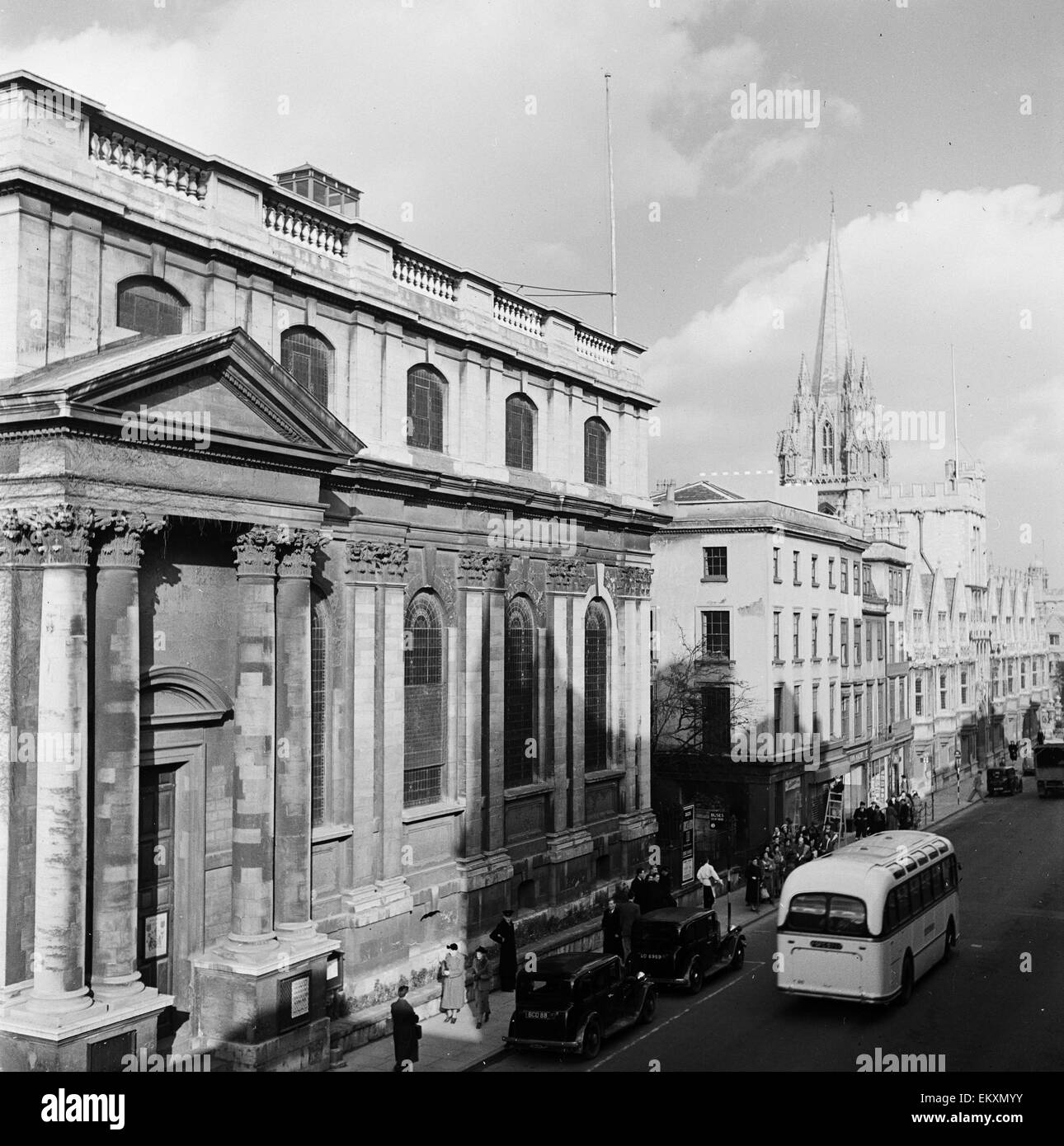 La Ville Église de Tous les Saints et St Martins (à gauche) et les collèges de l'Université et Eglise St Mary sur la High Street à Oxford. 2 mars 1953. Banque D'Images