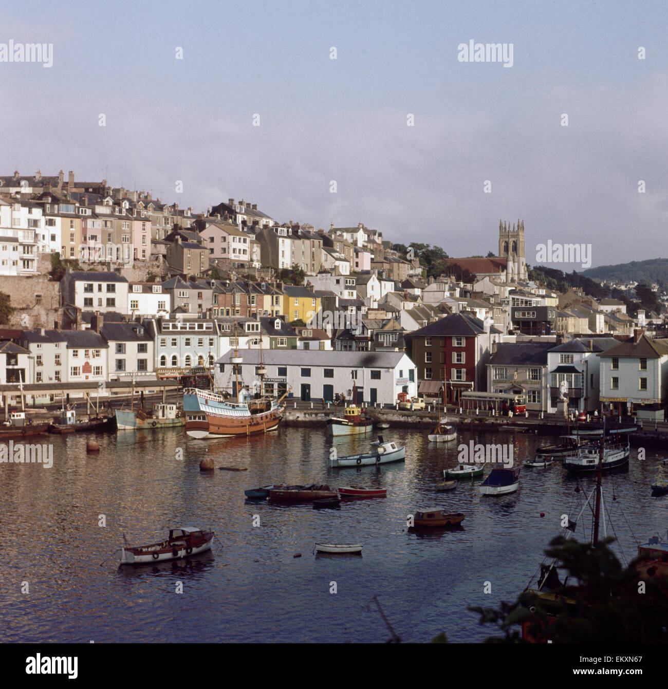 Vue sur la petite ville de pêcheurs de Brixham, à Torbay, une partie de la French Rivieira sur la côte sud du Devon, octobre 1971. Banque D'Images