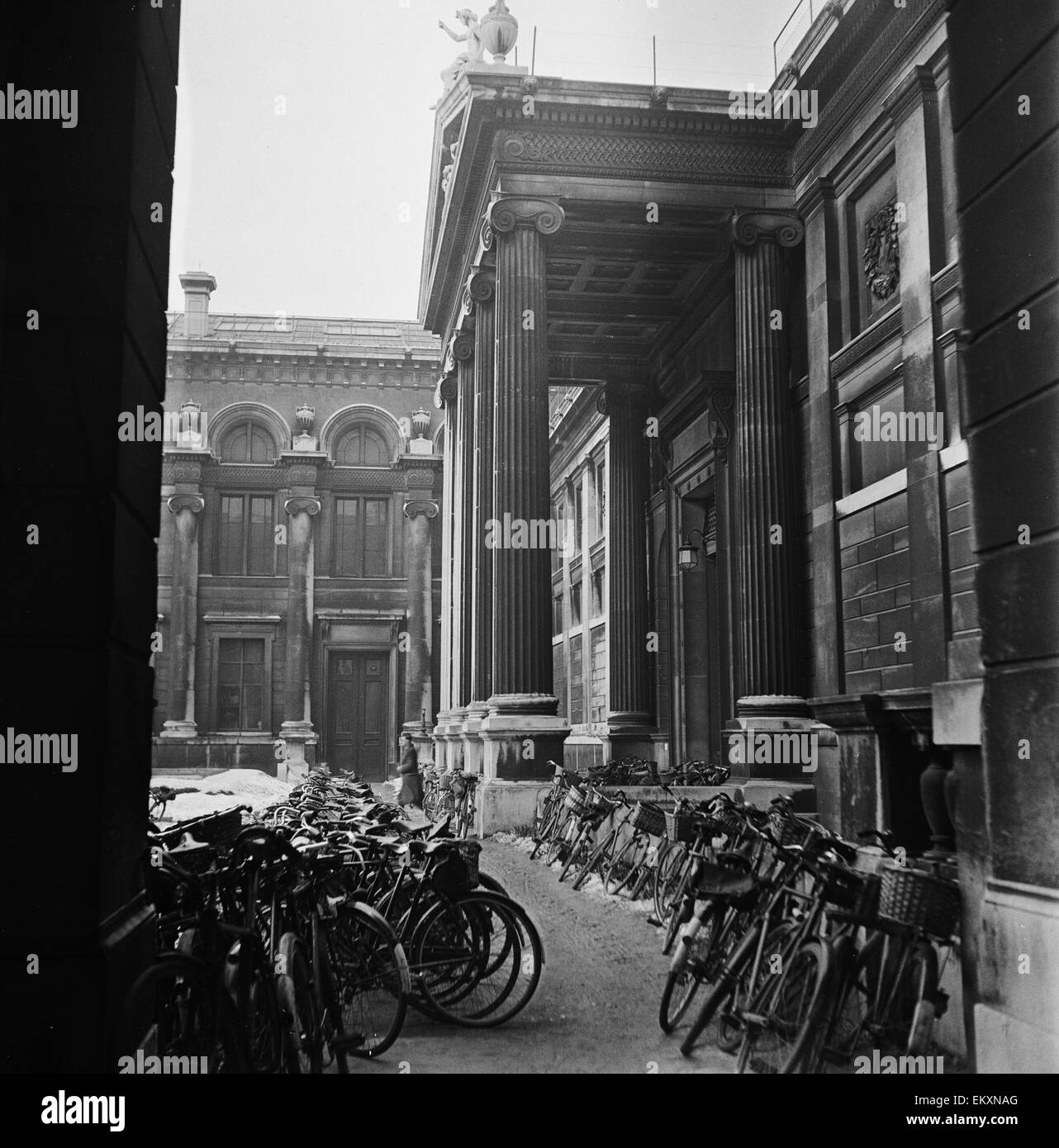 Les vélos garés devant l'un des collèges de l'Université d'Oxford. Vers 1950. Banque D'Images