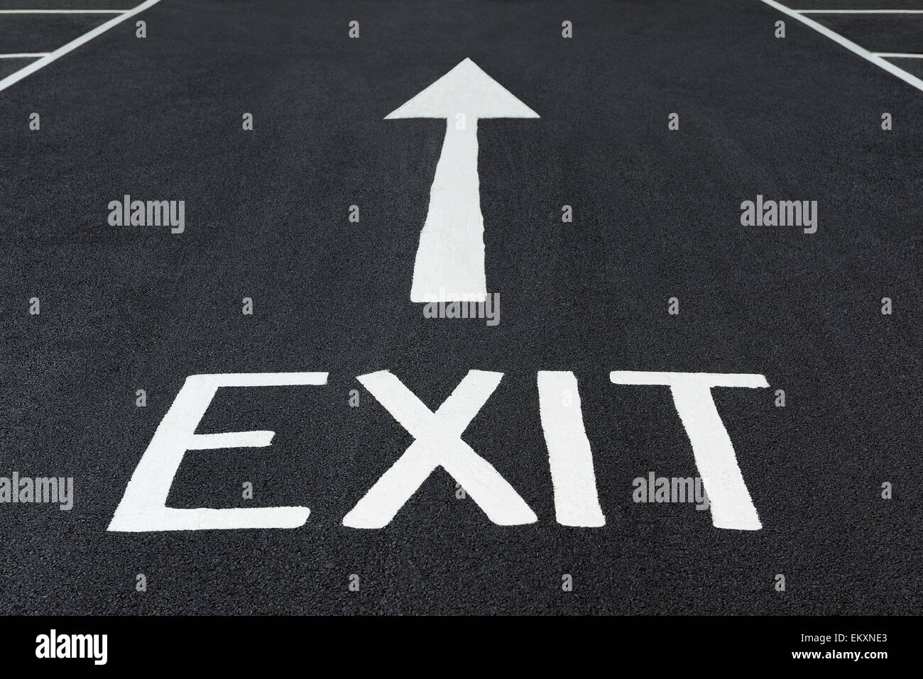 Exit Sign Painted sur une route. Banque D'Images