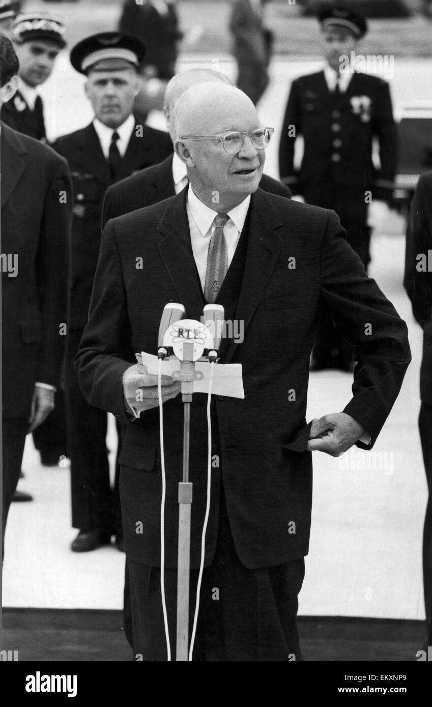 Le président Dwight D. Eisenhower vu ici son discours à son arrivée à l'aéroport d'Orly. Le Président était à Paris pour des entretiens avec la direction soviétique à propos de l'augmentation du nombre d'armes nucléaires. Deux semaines avant le sommet, le gouvernement soviétique avait Banque D'Images
