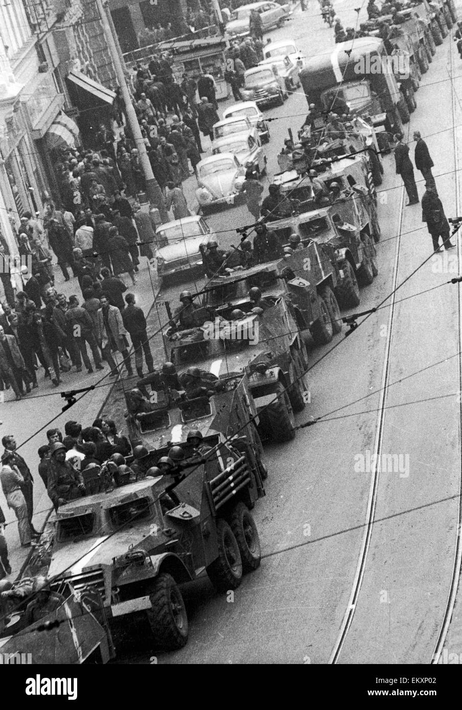 Un convoi russe vu ici dans le centre de Prague à la suite de l'invasion de la Tchécoslovaquie par les pactes de Varsovie après l'Union soviétique a rejeté les réformes pour DubÄek Alexander un régime moins centralisée. 4 septembre 1968 Banque D'Images
