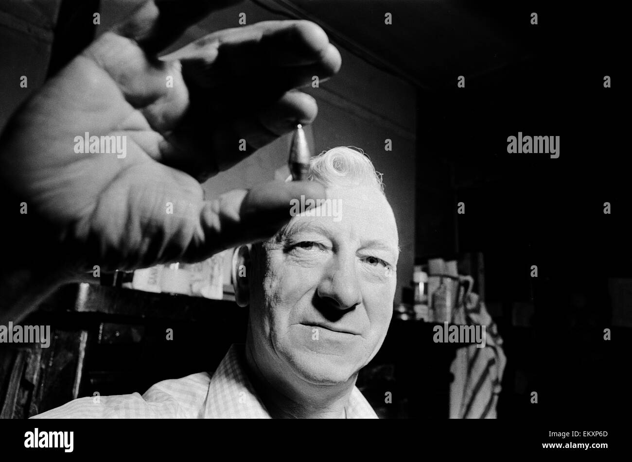 Ernest Stamford du Sheffield affiche un de ses main faite de pêche. 27 octobre 1967. Banque D'Images