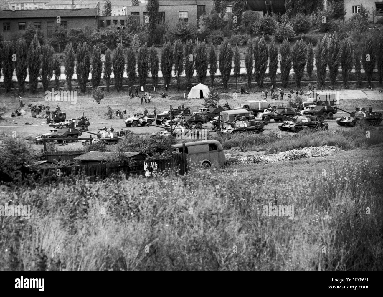 Des chars russes et divers véhicules militaires qu'on voit ici dans un parc à la périphérie de Prague à la suite de l'invasion de la Tchécoslovaquie par les pactes de Varsovie après l'Union soviétique a rejeté les réformes pour DubÄek Alexander un régime moins centralisée. 4 septembre 1968 Banque D'Images