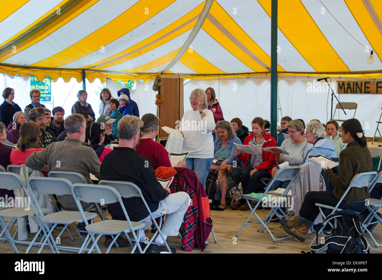 Une communauté sing-a-long à la masse commune juste dans l'unité, dans le Maine. Banque D'Images