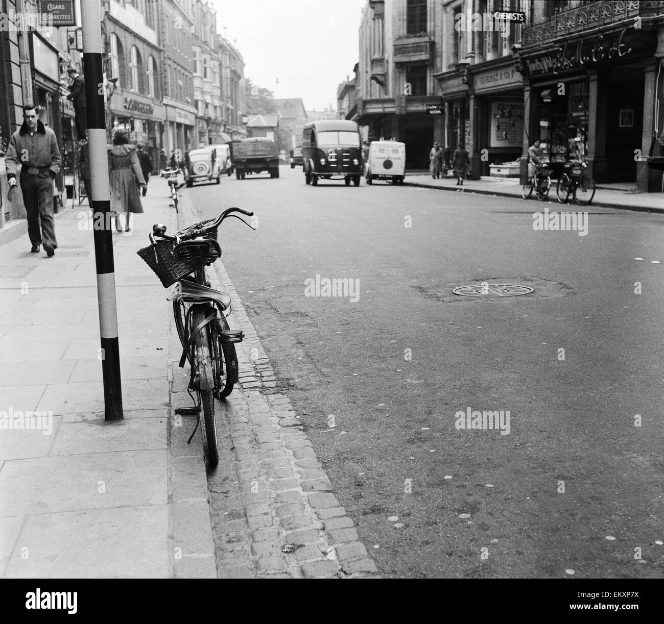 Scène de rue dans le centre-ville d'Oxford, montrant un vélo garé contre le trottoir. 12 octobre 1952. Banque D'Images