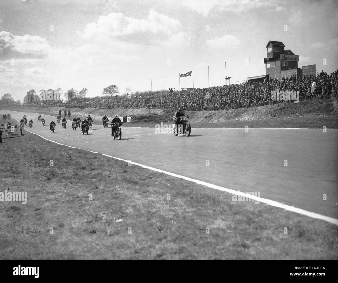 Les courses de moto sur la piste nouvellement allonger à Brands Hatch, Kent. Le circuit a été prolongée de 1,24 miles avec la construction de druides Bend et la création d'une nouvelle box. 16 avril 1954 Banque D'Images