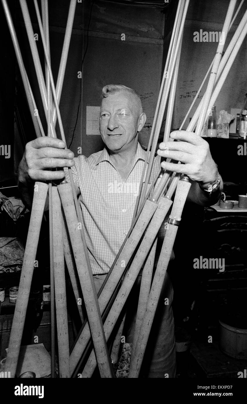 Ernest Stamford du Sheffield affiche certains de ses cannes à pêche à la main. 27 octobre 1967. Banque D'Images
