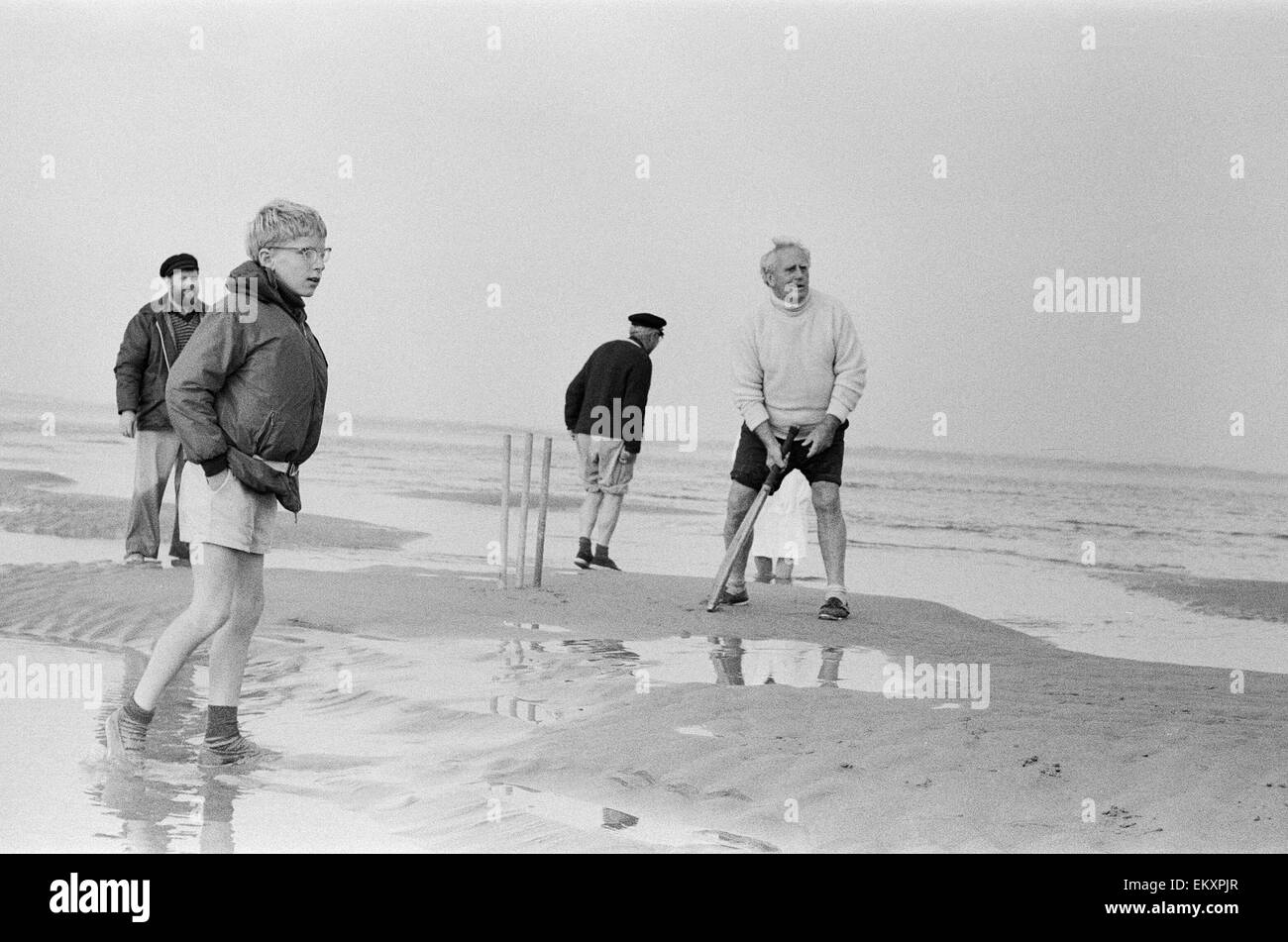 Banc de ronces de cricket. 'Action' présentation du match de cricket annuel entre le sud du Royal Yacht Club et le Club de voile de l'île sur un banc de sable sur l'île de Wight. 18 Septembre 1966 Banque D'Images