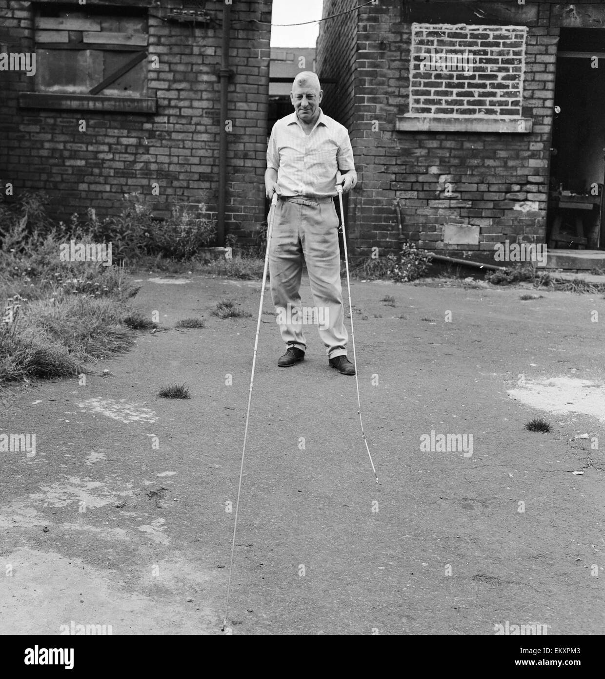 Ernest Stamford du Sheffield affiche deux de ses cannes à pêche à la main. 27 octobre 1967. Banque D'Images