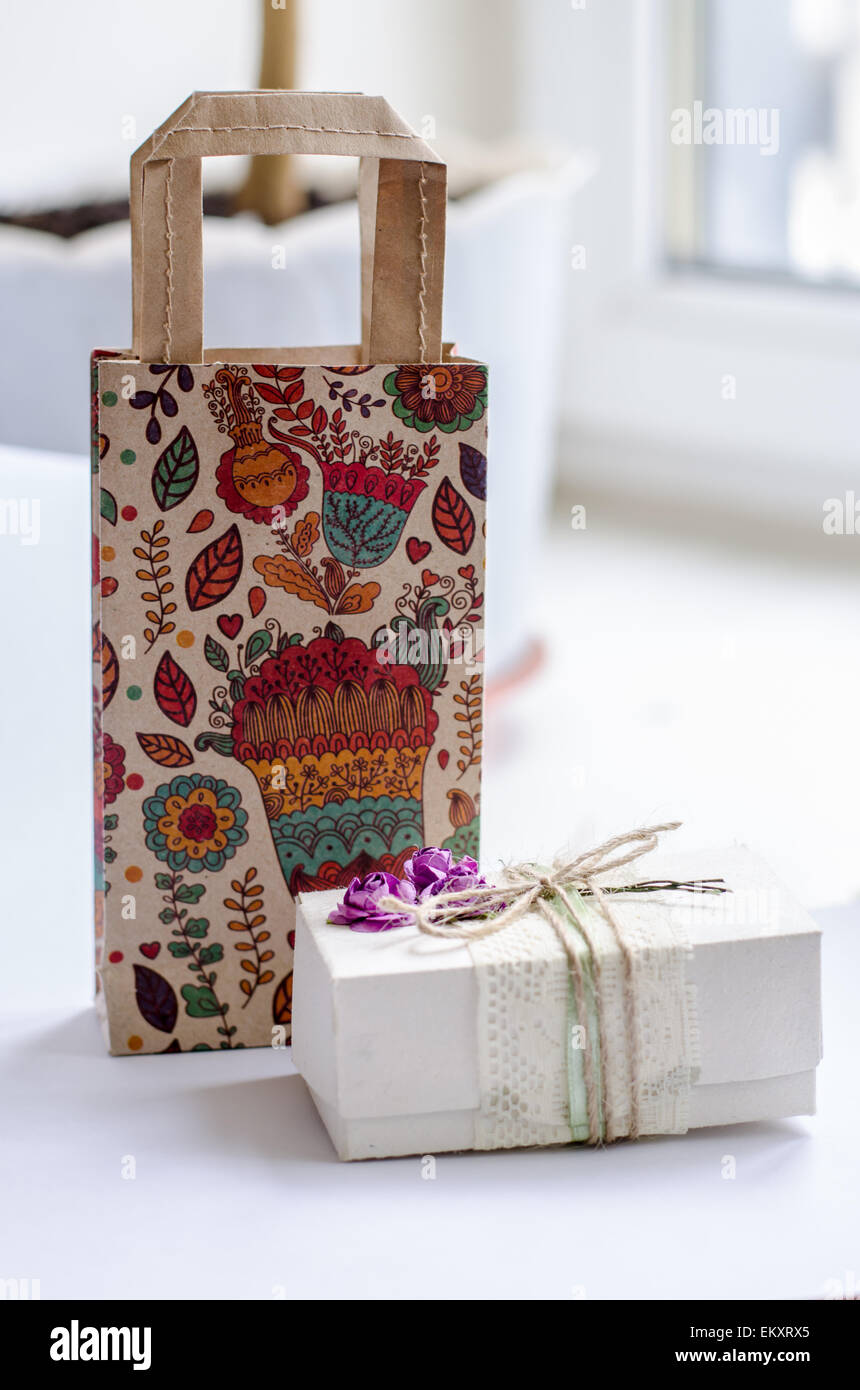 Fait main vintage cadeau enveloppé pour femme, jeune fille ou jeune femme  avec des fleurs ; fond blanc Photo Stock - Alamy