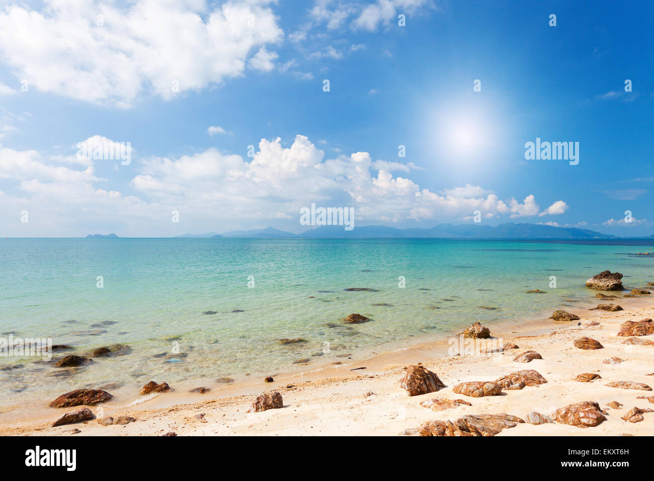 Plage avec des pierres et de la mer Banque D'Images