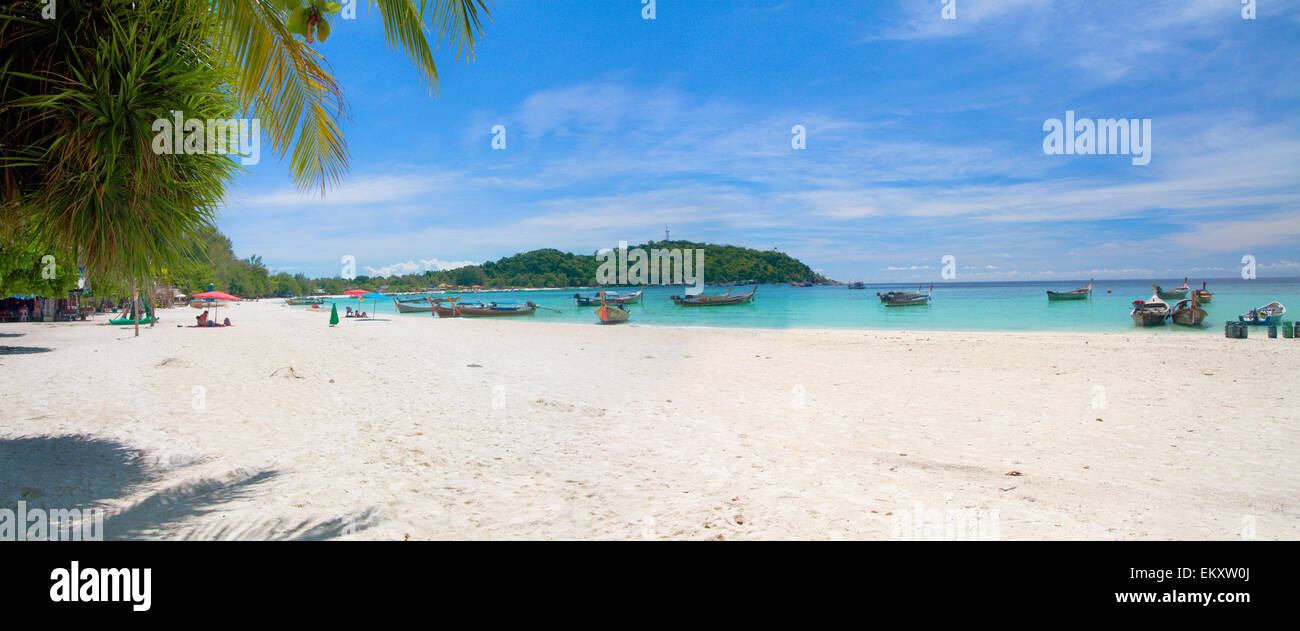 Plage panoramique de sable blanc et de mer tropicale Banque D'Images