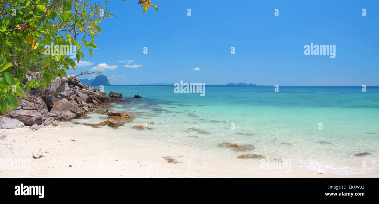 Plage panoramique de sable blanc et de mer tropicale Banque D'Images