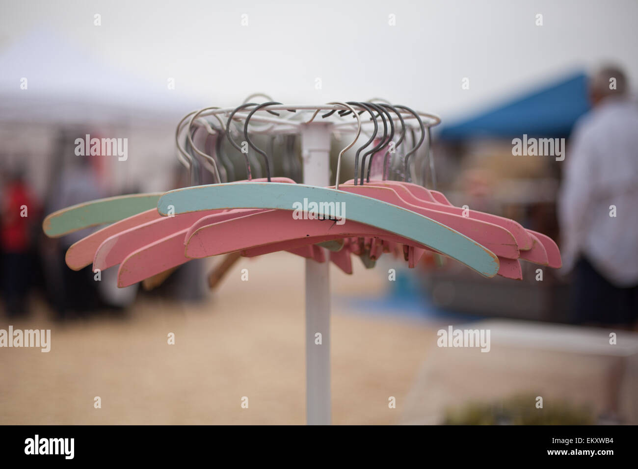 Antique Vintage ancienne en bois cintres au marché vintage à Tucson Arizona USA Banque D'Images