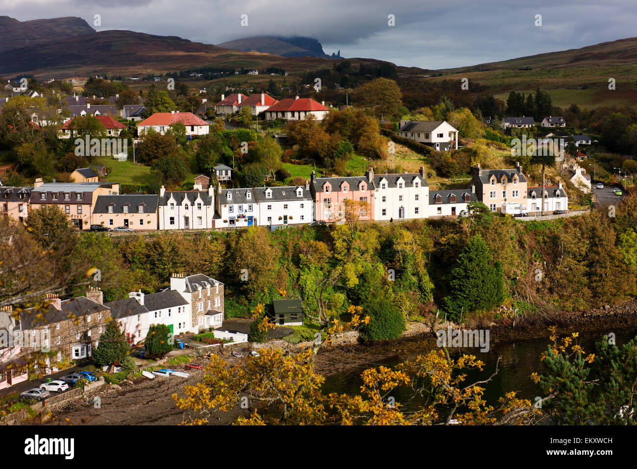 Vue sur le port de pêche et les bâtiments historiques de Portree sur l'île de Skye. Banque D'Images