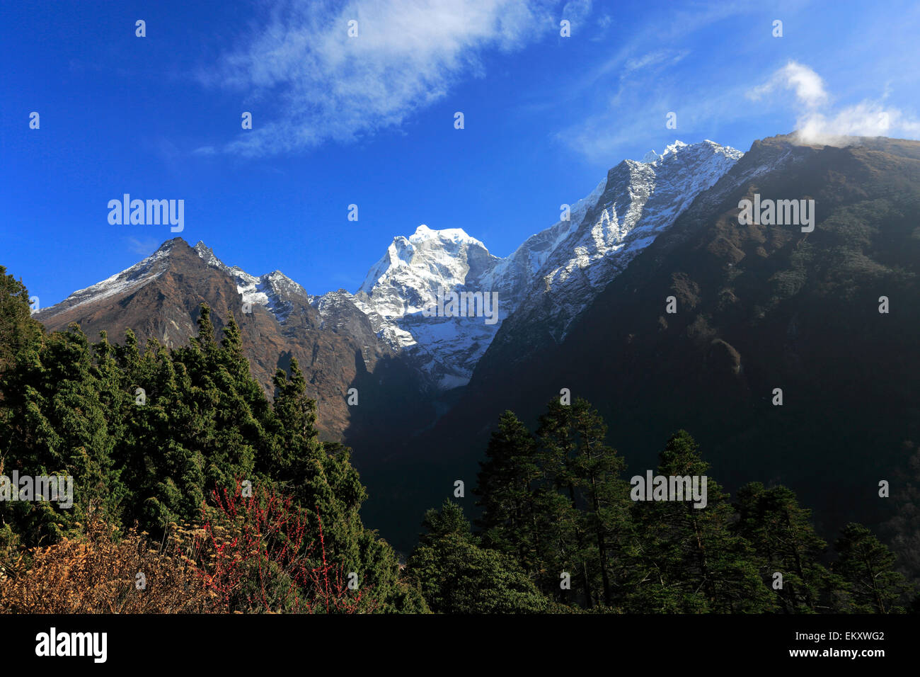 Thangdeja enneigés des montagnes, sur le camp de base de l'Everest trek, Site du patrimoine mondial de l'UNESCO, le parc national de Sagarmatha, Solu-Khumbu Banque D'Images