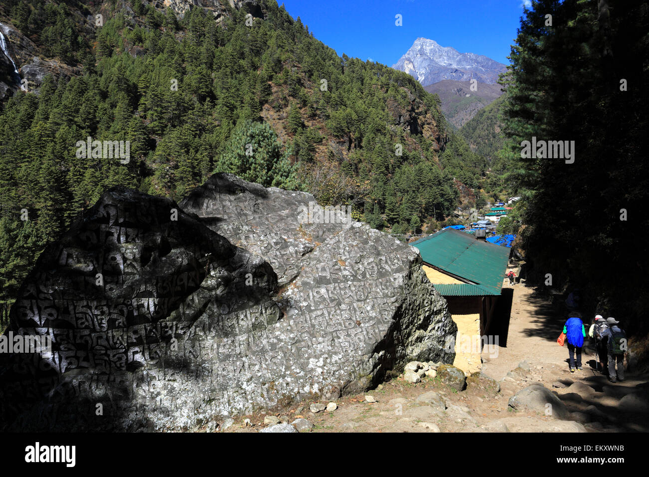 Les randonneurs adultes à Monjo village, Dudh Koshi river, camp de base de l'Everest trek, district de Solukhumbu, région de Khumbu, Népal, comme l'Est Banque D'Images