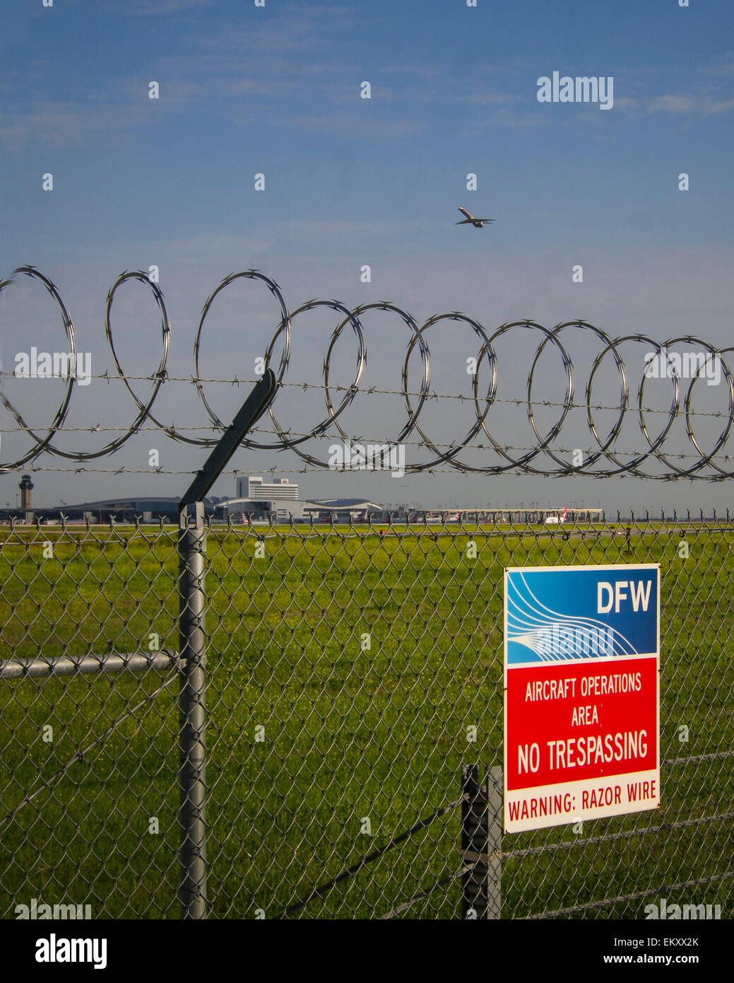 Au parc Founders à côté de l'aéroport DFW les résidents peuvent venir pour regarder les avions, mais la sécurité a été renforcé pour des raisons de sécurité, d'éventuelles attaques terroristes et de drones Banque D'Images