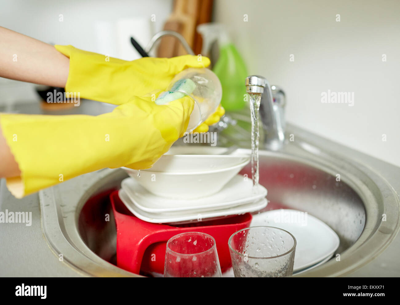 Close up of woman mains lave-vaisselle dans la cuisine Banque D'Images