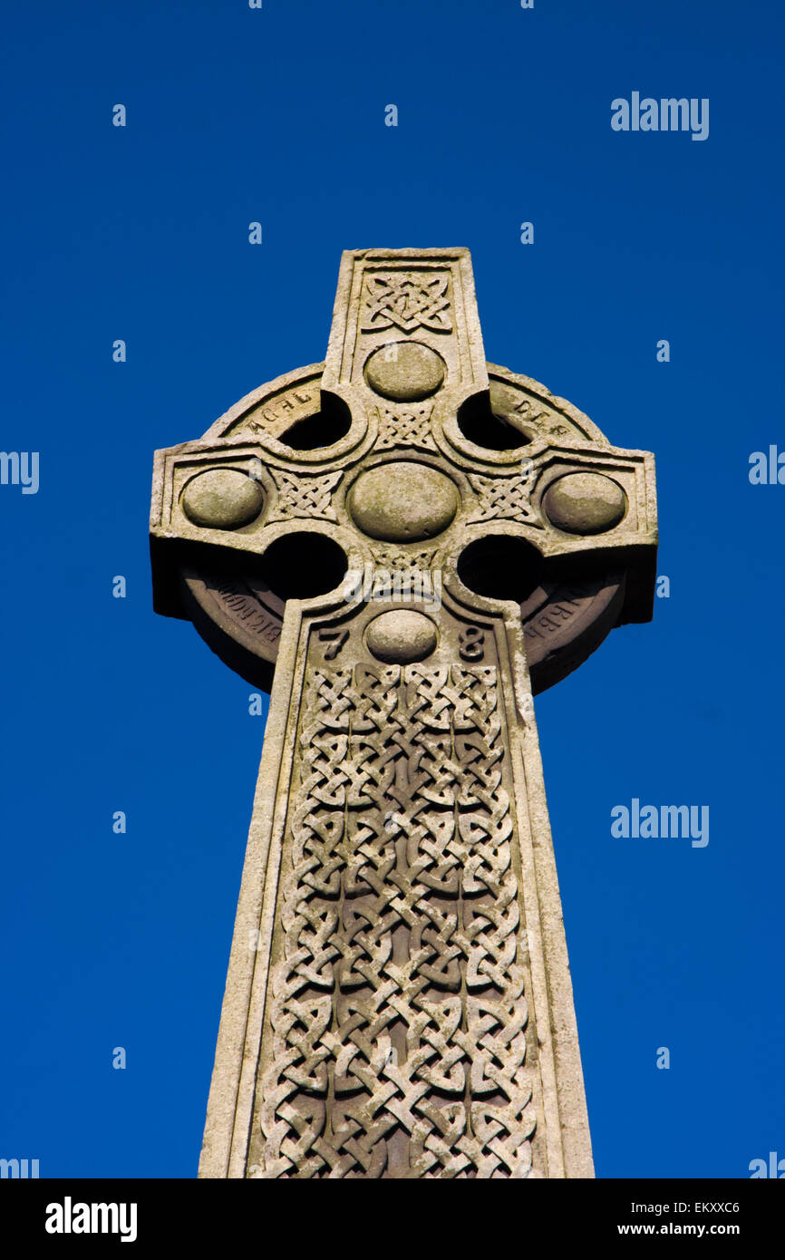 Croix celtique sur fond de ciel bleu du château d''Édimbourg, Écosse Banque D'Images