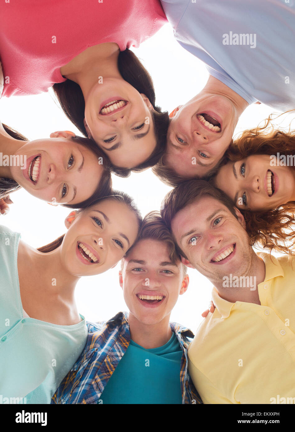 Groupe d'adolescents souriants Banque D'Images