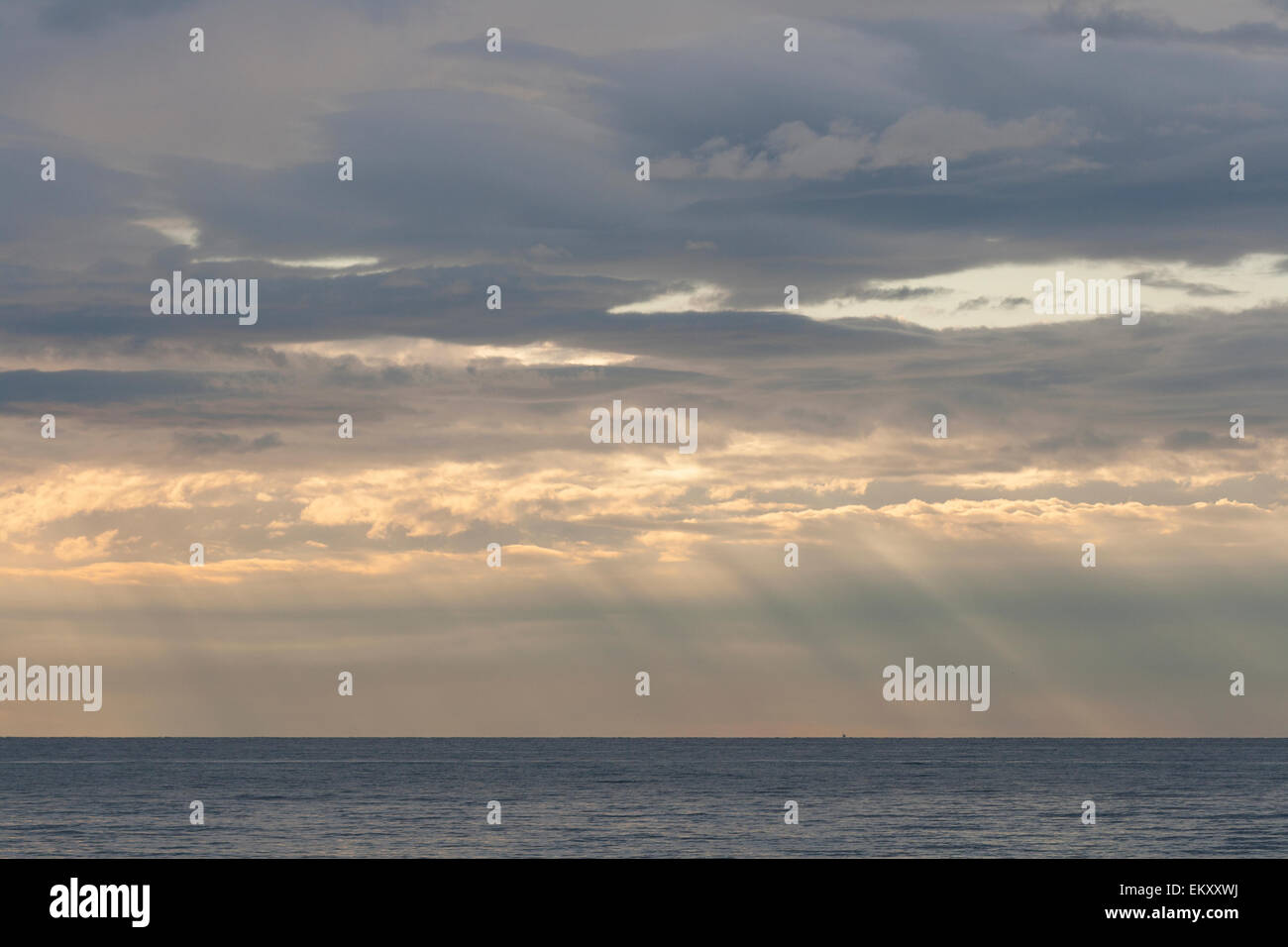 Les rayons de lumière passant à travers les nuages sur la surface de la mer Adriatique Banque D'Images